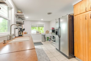 Kühlschrank, Mikrowelle, Herdplatte, Geschirrspüler