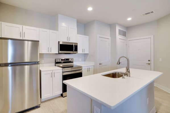Fridge, microwave, stovetop, dishwasher