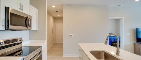 Fridge, microwave, stovetop, dishwasher