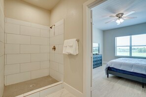 2 bedrooms, desk, internet, bed sheets