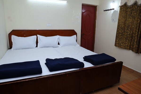 Economy Triple Room | Free WiFi, bed sheets