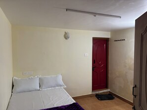 Economy Room | Free WiFi, bed sheets