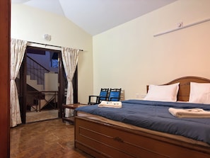 Premium Double Room, 1 King Bed, Balcony | Free WiFi, bed sheets