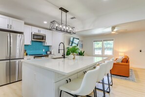 Réfrigérateur, micro-ondes, plaque de cuisson, lave-vaisselle