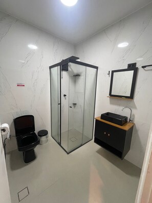 Haartrockner, Handtücher, Seife, Toilettenpapier