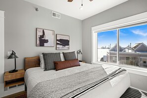 Luxury Apartment, 2 Bedrooms, Pets allowed, Lake View | Iron/ironing board, free WiFi