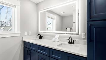 Luxury-Apartment, 2 Schlafzimmer, Haustiere gestattet, Seeblick | Badezimmer | Haartrockner, Handtücher, Seife, Shampoo