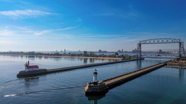 Un port doté d’un phare, d’un pont et d’une étendue d’eau calme.