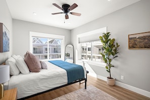 Luxury Apartment, 2 Bedrooms, Pets Allowed, Lake View | Iron/ironing board, free WiFi