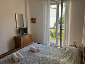 1 chambre, fer et planche à repasser, draps fournis