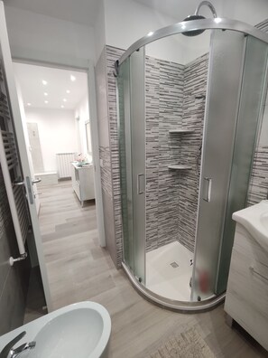 Shower, hair dryer, bidet, towels - From Faith to the Sea Within walking distance of the sea, station and city center (Moneglia)