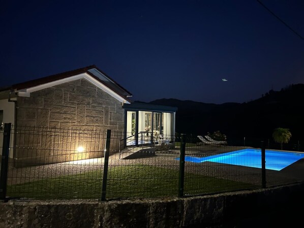 Piscine extérieure en saison