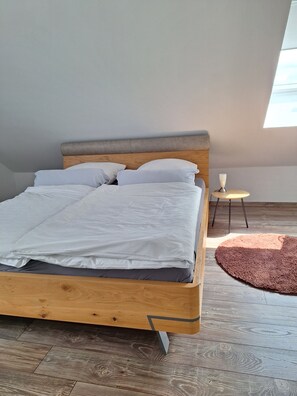 1 habitación, tabla de planchar con plancha y cuna de viaje