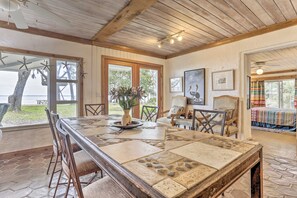Dining - Bayfront Home, 5 miles to beach, fish off dock! (Santa Rosa Beach)