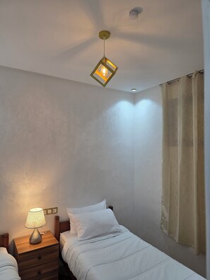 2 habitaciones, tabla de planchar con plancha, wifi y ropa de cama 