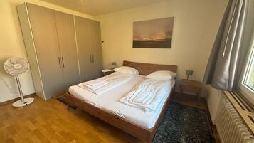 2 habitaciones, escritorio, tabla de planchar con plancha y wifi