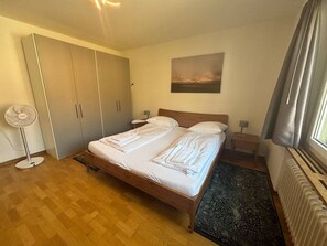 2 bedrooms, desk, iron/ironing board, WiFi