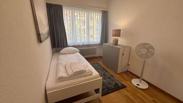 2 Schlafzimmer, Schreibtisch, Bügeleisen/Bügelbrett, WLAN