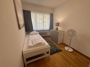 2 Schlafzimmer, Schreibtisch, Bügeleisen/Bügelbrett, WLAN