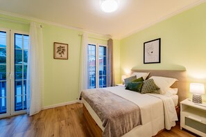 BĂŒgeleisen/BĂŒgelbrett, Reisekinderbett, kostenloses WLAN, BettwĂ€sche