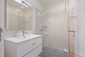 Douche, séchoir à cheveux, serviettes fournies