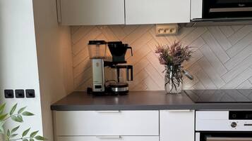 Køleskab, mikrobølgeovn, ovn, kogeplade