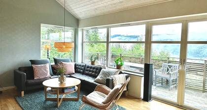 Modern, child-friendly mountain cabin - peaceful location & incredible views. Pets allowed.
