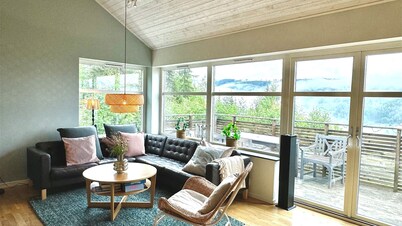 Modern, child-friendly mountain cabin - peaceful location & incredible views. Pets allowed.