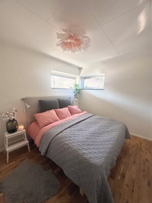 4 bedrooms, desk, travel cot, free WiFi