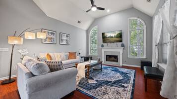 Smart-tv, eldstad och böcker