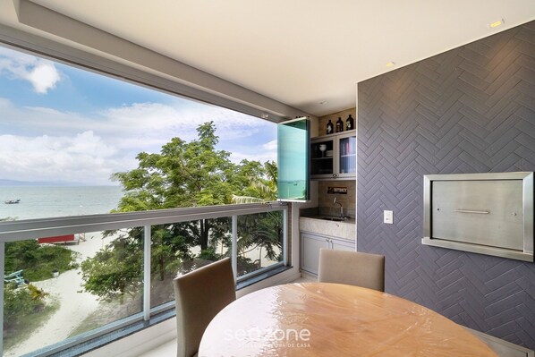 Basic Apartment | Dining