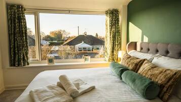 3 bedrooms, iron/ironing board, WiFi, bed sheets