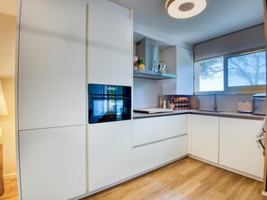 Kühlschrank, Ofen, Geschirrspüler, Wasserkocher mit Kaffee-/Teezubehör
