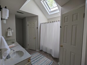 مجففات شعر، مناشف، صابون، ورق حمّام