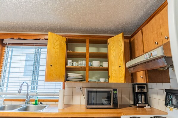 Private kitchen - Sunrise-Nest 5m to DT w/Outdoor Dining Area+W/D (Calgary)