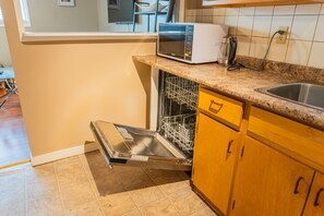 Interior - Sunrise-Nest 5m to DT w/Outdoor Dining Area+W/D (Calgary)