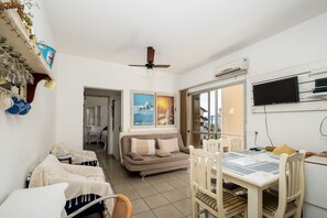 Basic Apartment | Living area