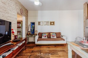 Basic Apartment | Living area