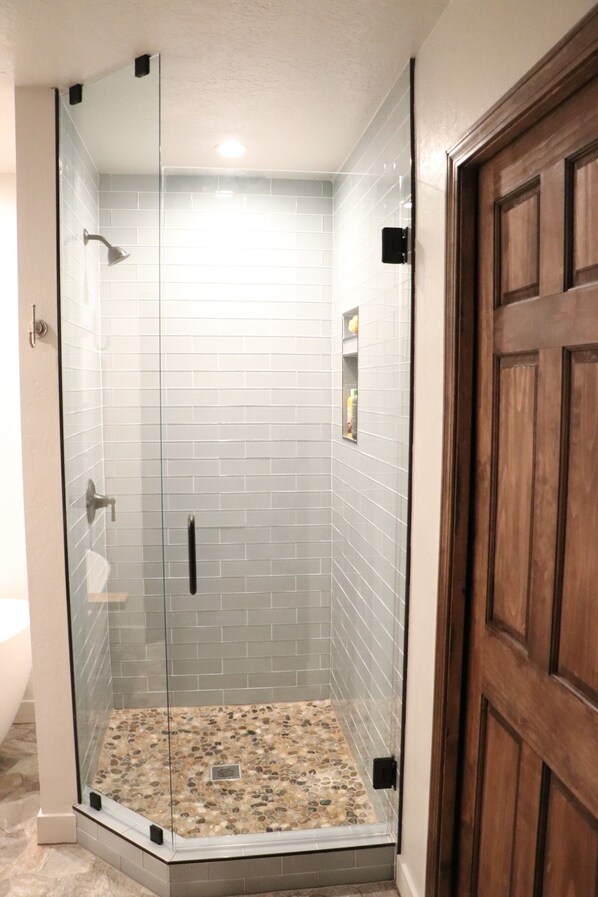 Secadora de cabello, bidet, toallas, jabón 