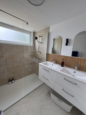Shower, hair dryer, towels, soap - Ka-za house, jacuzzi "3-star furnished tourism accommodation". (Saint-Martin-des-Champs)