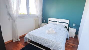 3 bedrooms, desk, iron/ironing board, travel crib