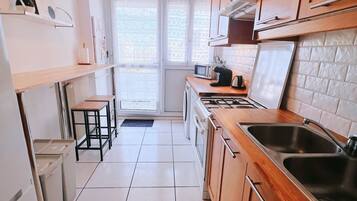 Coffee/tea maker, fridge, microwave, oven