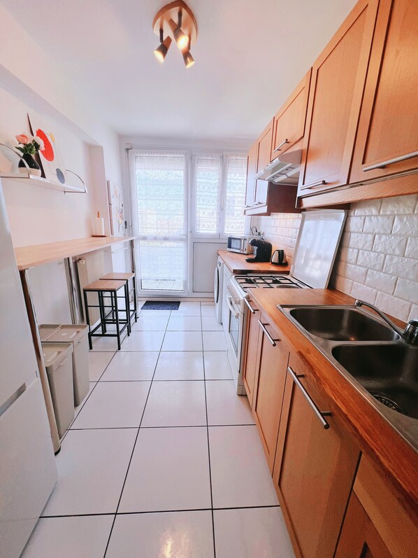 Frigorífic, microones, forn i placa de cuina 