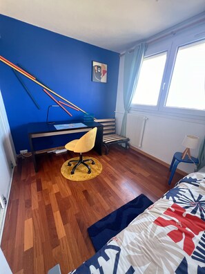 3 chambres, bureau, fer et planche Ă  repasser, lit parapluie