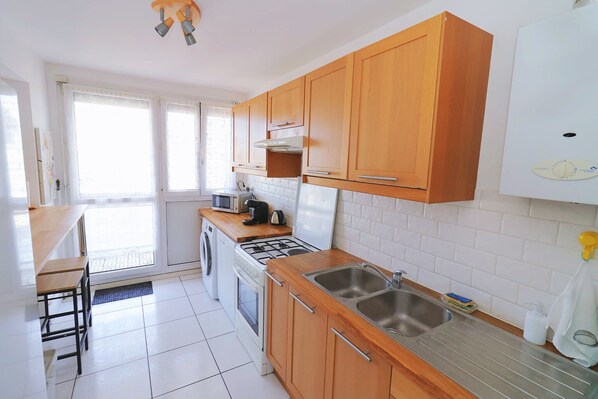 Réfrigérateur, micro-ondes, four, plaque de cuisson