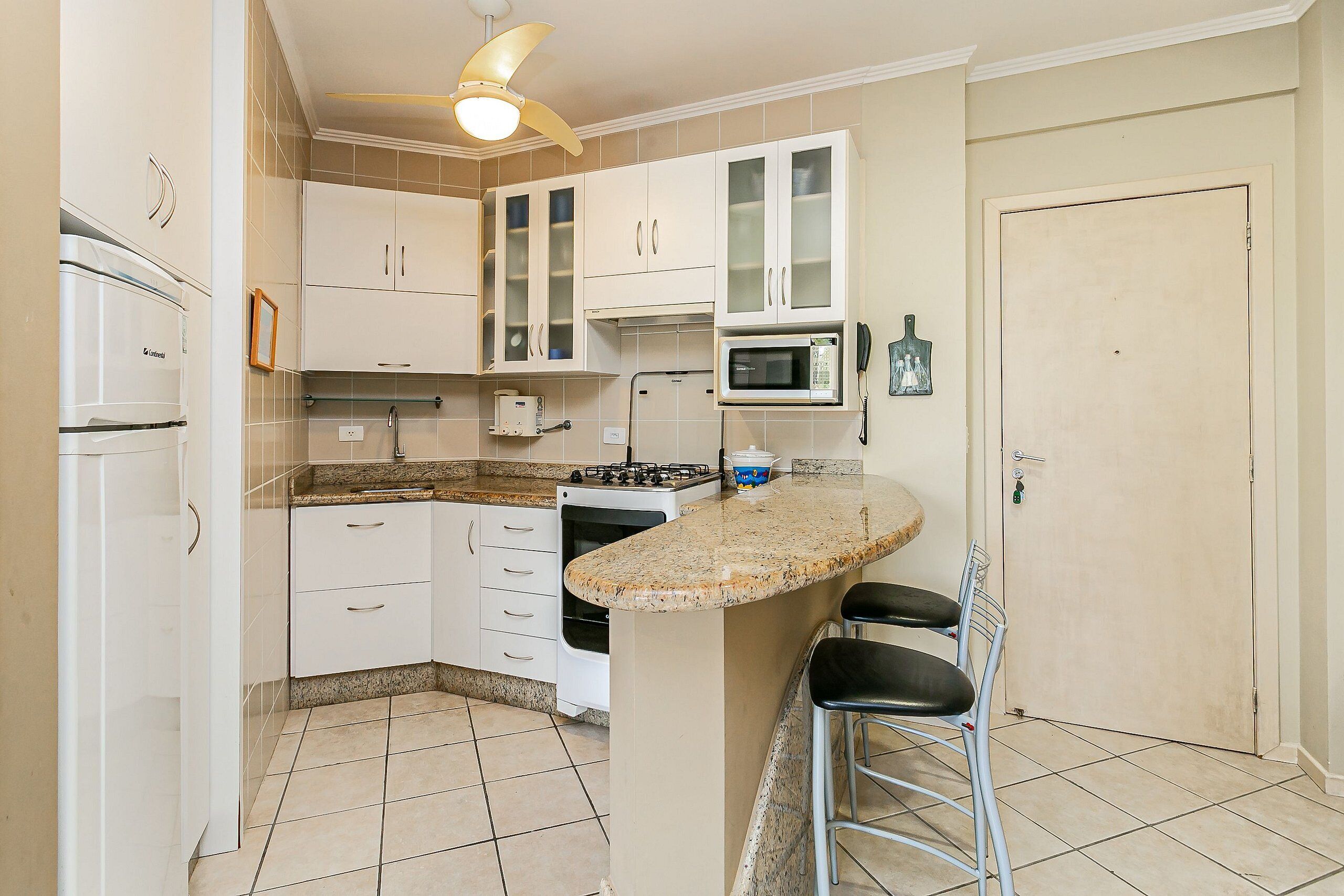 Basic Apartment | Private kitchen | Toaster, cookware/dishes/utensils