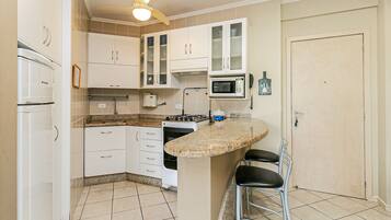 Apartamento básico | Cozinha privada | Torradeira, talheres/pratos/utensílios de cozinha