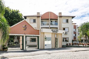 Um edifício de vários andares com uma placa que diz 'Villa das Gaivotas'.