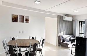 Apartamento luxo, acesso à piscina, vista para a praia | Área de estar | Smart TV 43 polegadas com canais digitais, Netflix
