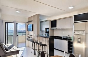Deluxe Apartment, Pool Access, Beach View | Private kitchen | Dining tables - Skyline Comfort Club - Azul Celeste (Penha)